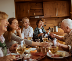 Une famille de plusieurs générations discutent d'héritage en Belgique autour d'un repas.